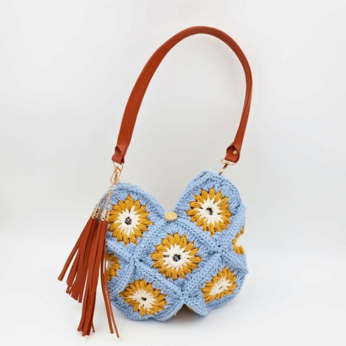 ⁦شنطة كروشية مربعات مع يد جلد لون أزرق - نكشة فن⁩ - الصورة ⁦3⁩