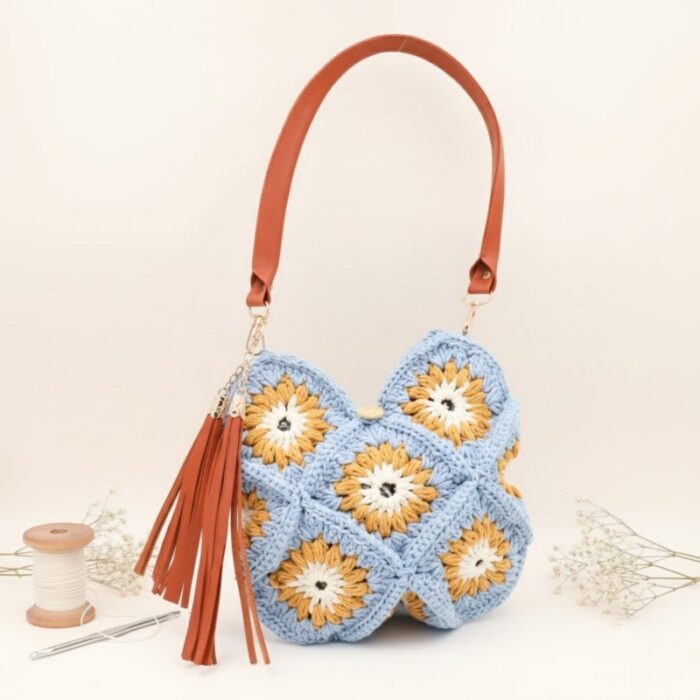 ⁦شنطة كروشية مربعات مع يد جلد لون أزرق - نكشة فن⁩ - الصورة ⁦4⁩