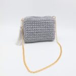 شنطة نعومة مع يد سلسلة لون سكني فاتح - نكشة فن