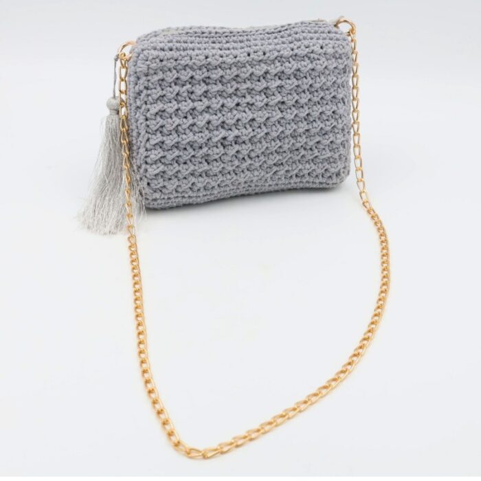 ⁦شنطة نعومة مع يد سلسلة لون سكني فاتح - نكشة فن⁩ - الصورة ⁦4⁩