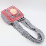 شنطة مربعة مع يد كروشية لون سكني وزهري - نكشة فن