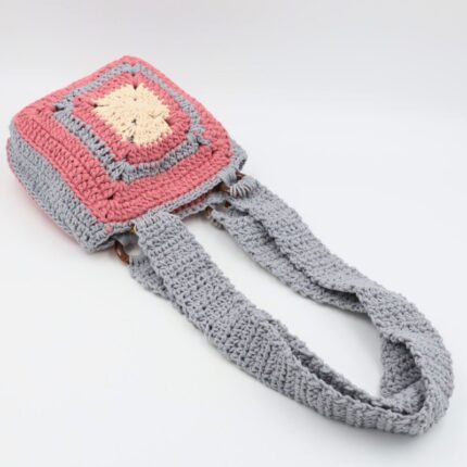 شنطة مربعة مع يد كروشية لون سكني وزهري - نكشة فن