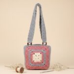 ⁦شنطة مربعة مع يد كروشية لون سكني وزهري - نكشة فن⁩ - الصورة ⁦2⁩