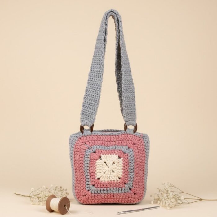 ⁦شنطة مربعة مع يد كروشية لون سكني وزهري - نكشة فن⁩ - الصورة ⁦2⁩