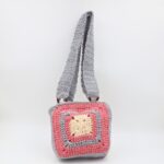 ⁦شنطة مربعة مع يد كروشية لون سكني وزهري - نكشة فن⁩ - الصورة ⁦3⁩