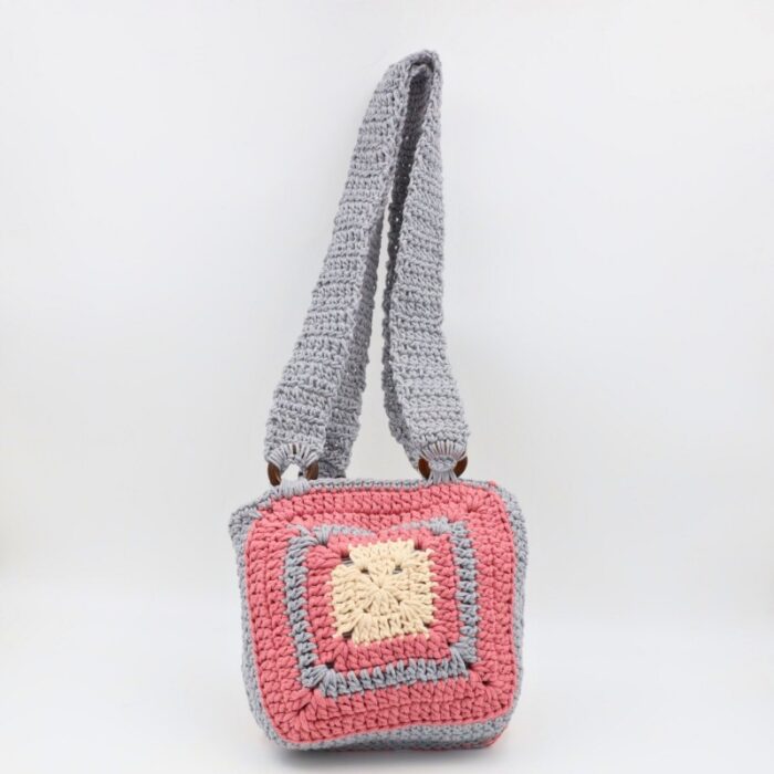 ⁦شنطة مربعة مع يد كروشية لون سكني وزهري - نكشة فن⁩ - الصورة ⁦3⁩