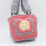 ⁦شنطة مربعة مع يد كروشية لون سكني وزهري - نكشة فن⁩ - الصورة ⁦4⁩