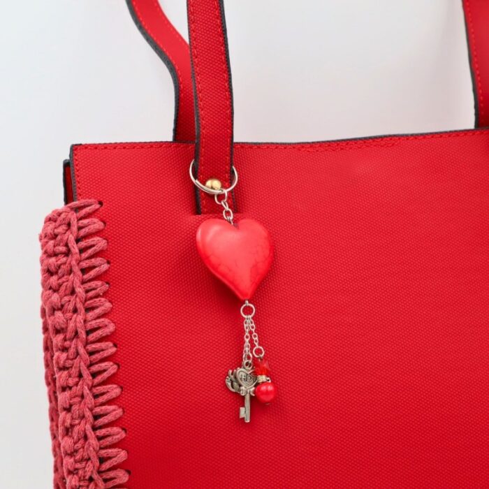 ⁦شنطة جلد جوانب كروشية مع يد جلد لون أحمر - نكشة فن⁩ - الصورة ⁦4⁩