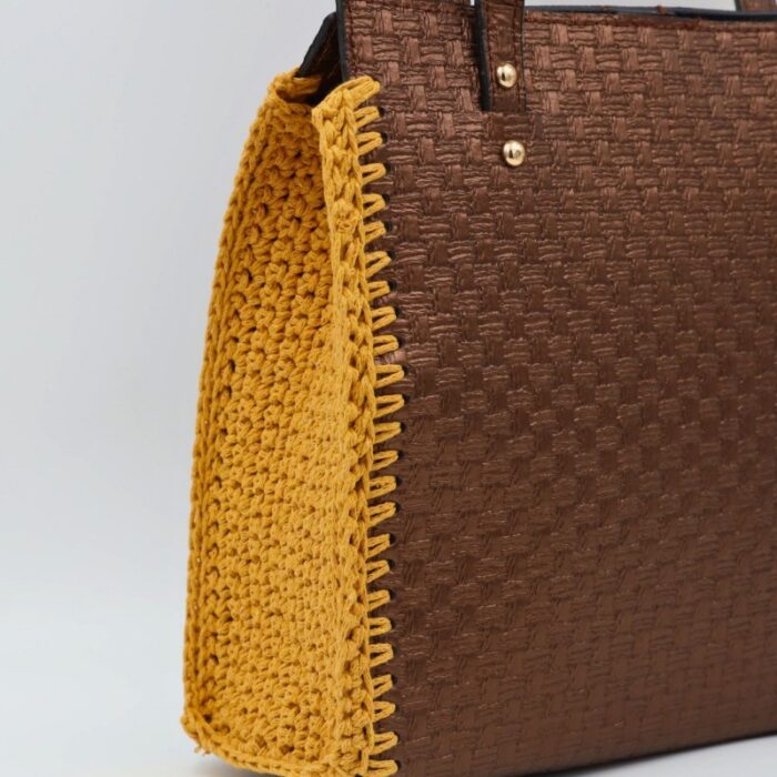 ⁦شنطة جلد جوانب كروشية مع يد جلد لون بني - نكشة فن⁩ - الصورة ⁦2⁩