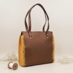 ⁦شنطة جلد جوانب كروشية مع يد جلد لون بني - نكشة فن⁩ - الصورة ⁦4⁩