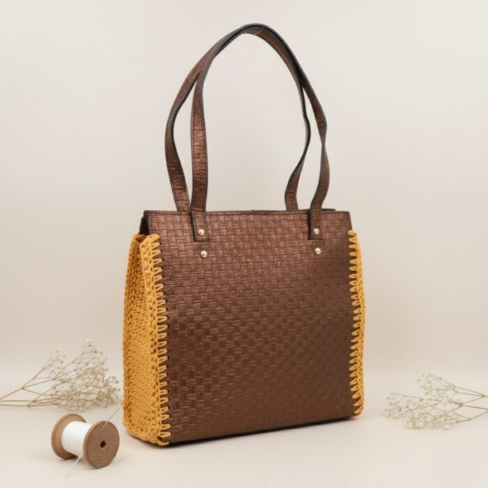 ⁦شنطة جلد جوانب كروشية مع يد جلد لون بني - نكشة فن⁩ - الصورة ⁦4⁩