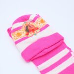 ⁦طاقية للأطفال مع لفحة لون زهري غامق و أبيض⁩ - الصورة ⁦2⁩