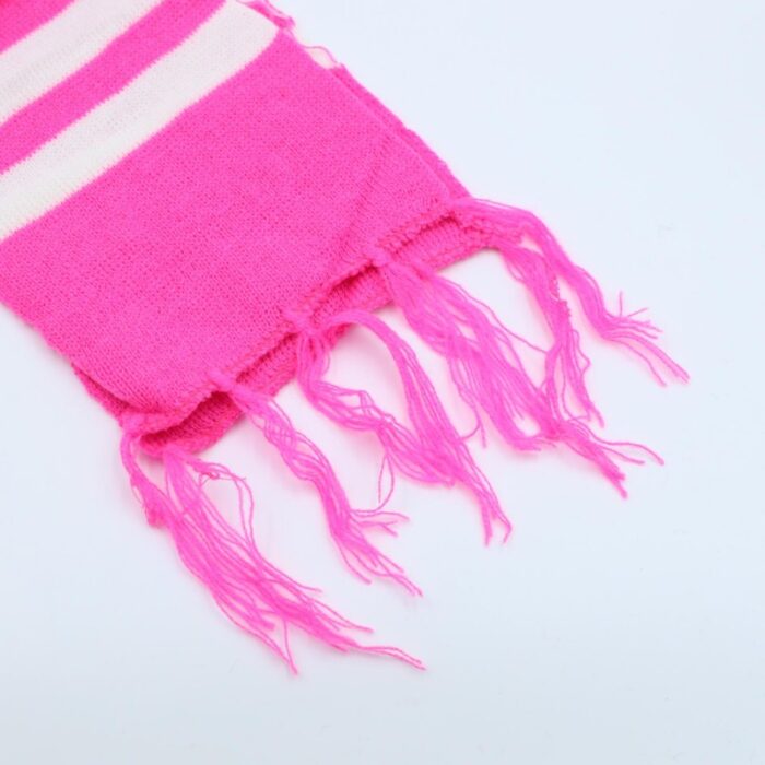 ⁦طاقية للأطفال مع لفحة لون زهري غامق و أبيض⁩ - الصورة ⁦3⁩