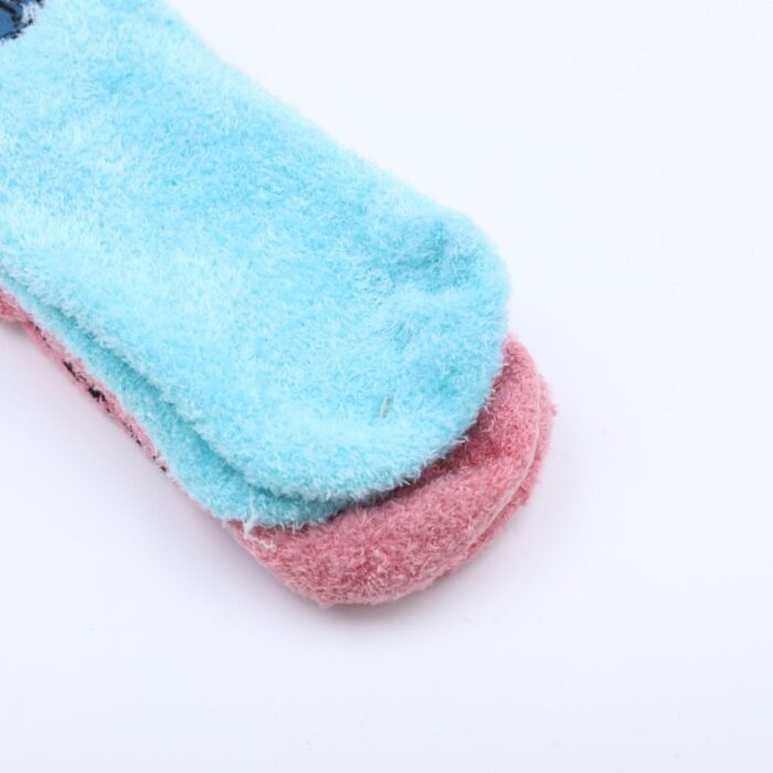 ⁦زوج جرابين بيتي شتوي ازرق فاتح+زهري DISNEY- STITCH نمرة 30-34⁩ - الصورة ⁦3⁩