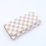 جزدان نقشة مربعات لون أبيض