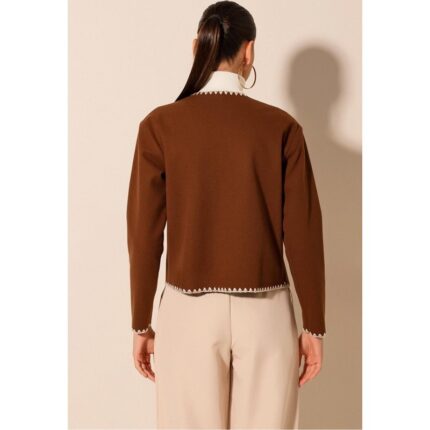 جاكيت ستاتي لون بني نقشة أبيض من الجوانب