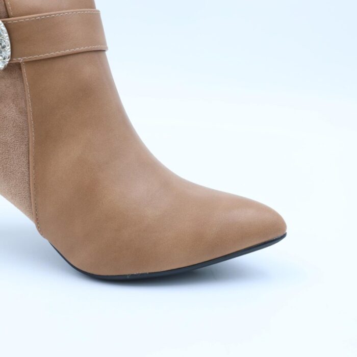 ⁦جزمة نسائية كعب مسمار بسحاب بتصميم متوسط الطول لون بيج⁩ - الصورة ⁦6⁩