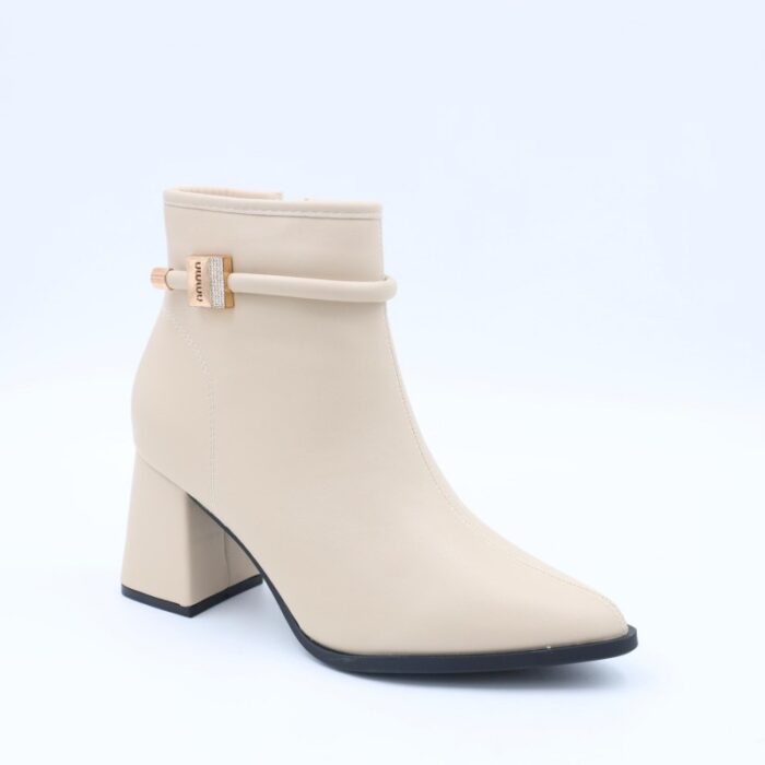 ⁦جزمة نسائية كعب طويل بسحاب بتصميم متوسط الطول لون أوفوايت⁩ - الصورة ⁦2⁩