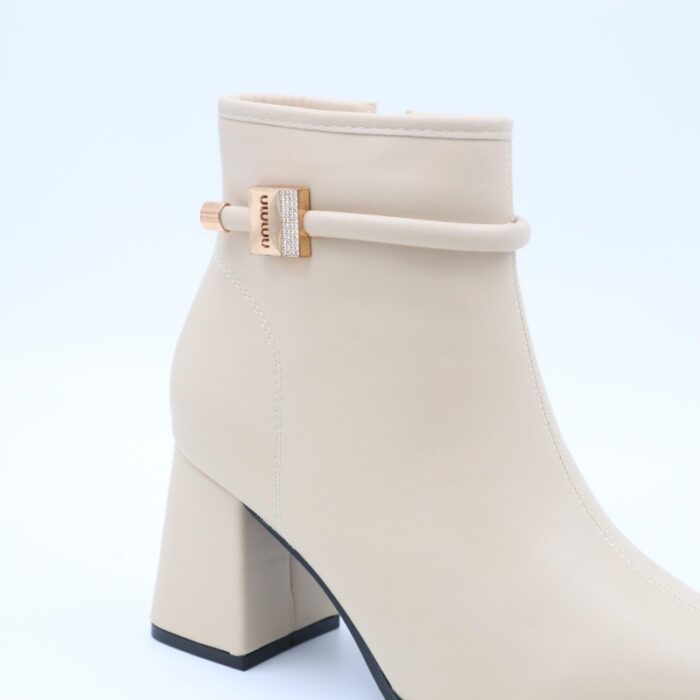 ⁦جزمة نسائية كعب طويل بسحاب بتصميم متوسط الطول لون أوفوايت⁩ - الصورة ⁦3⁩