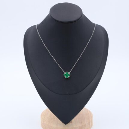 سلسال فضي بتصميم وردة برسيم أخضر