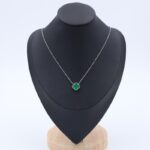 ⁦سلسال فضي بتصميم وردة برسيم أخضر⁩ - الصورة ⁦2⁩