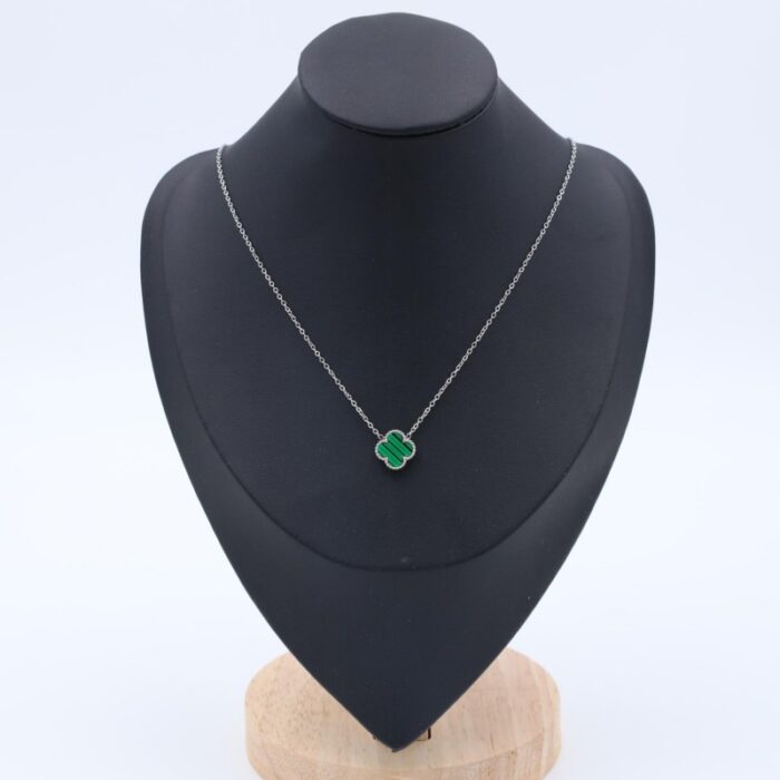 ⁦سلسال فضي بتصميم وردة برسيم أخضر⁩ - الصورة ⁦2⁩