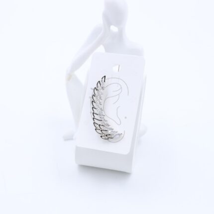 حلق فضي مع زركون بتصميم جناح