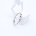 ⁦سوار لون فضي بتصميم دائره⁩ - الصورة ⁦2⁩