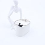 سوار لون فضي بتصميم وزه زركون أسود