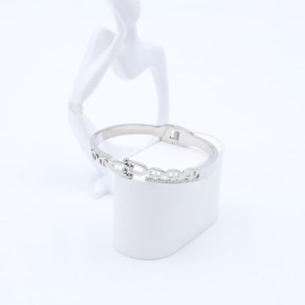 سوار لون فضي