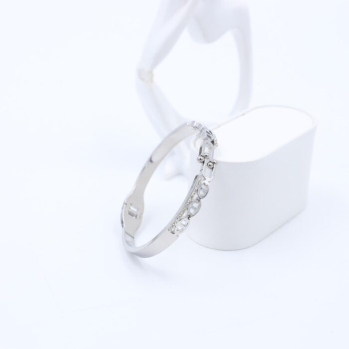 ⁦سوار لون فضي⁩ - الصورة ⁦2⁩