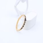 ⁦سوار لون ذهبي بتفاصيل جلد أسود ورماردي وزركون أسود⁩ - الصورة ⁦2⁩