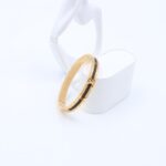 ⁦سوار لون ذهبي مع جلد بني⁩ - الصورة ⁦2⁩