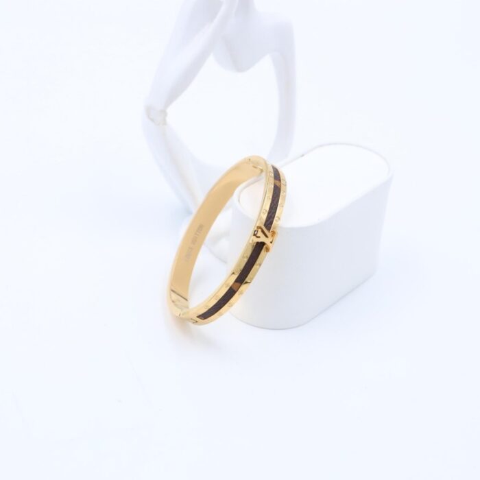 ⁦سوار لون ذهبي مع جلد بني⁩ - الصورة ⁦2⁩