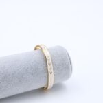 سوار لون ذهبي وأبيض بتصميم سبلة