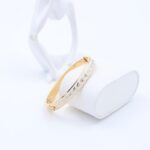 ⁦سوار لون ذهبي وأبيض بتصميم سبلة⁩ - الصورة ⁦2⁩