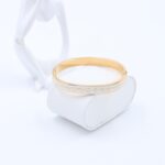 ⁦سوار لون ذهبي وأبيض بتصميم سبلة⁩ - الصورة ⁦3⁩