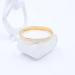 ⁦سوار لون ذهبي وأبيض بتصميم سبلة⁩ - الصورة ⁦4⁩