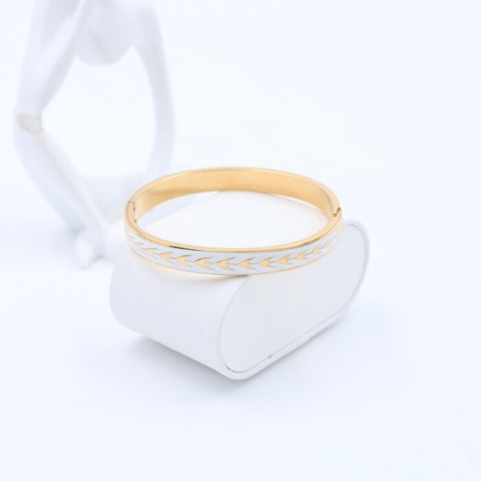 ⁦سوار لون ذهبي وأبيض بتصميم سبلة⁩ - الصورة ⁦4⁩