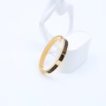 ⁦سوار لون ذهبي وفاصل بني⁩ - الصورة ⁦2⁩