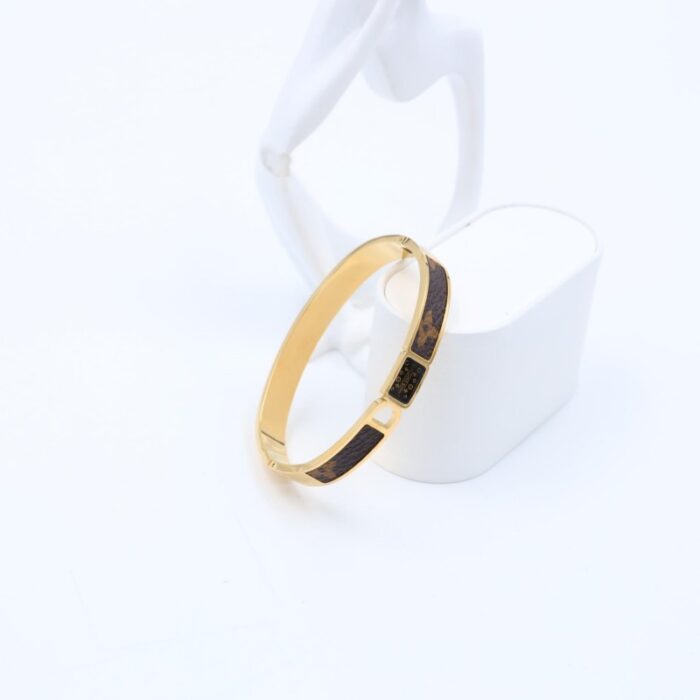 ⁦سوار لون ذهبي وفاصل بني⁩ - الصورة ⁦2⁩