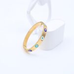 ⁦سوارعريض لون ذهبي ع عيون أزرق⁩ - الصورة ⁦2⁩