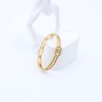 ⁦سوار لون ذهبي مع زركون فضي وتفاصيل أحمر وأخضر⁩ - الصورة ⁦2⁩