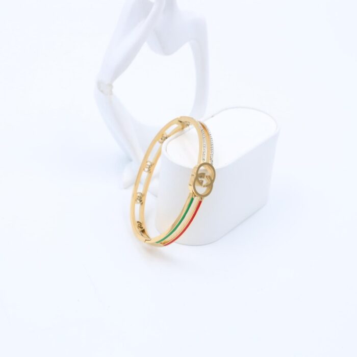 ⁦سوار لون ذهبي مع زركون فضي وتفاصيل أحمر وأخضر⁩ - الصورة ⁦2⁩