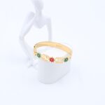 سوار لون ذهبي مع ورود لون أحمر وأخضر