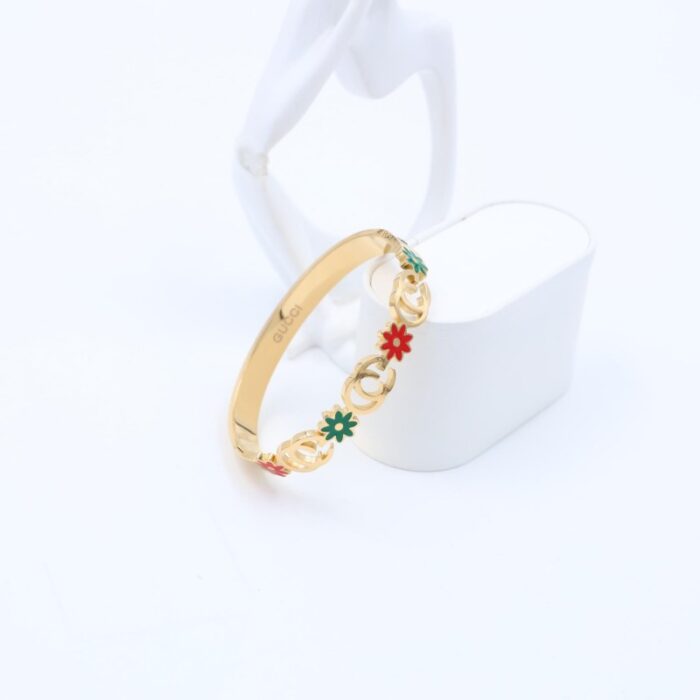 ⁦سوار لون ذهبي مع ورود لون أحمر وأخضر⁩ - الصورة ⁦2⁩