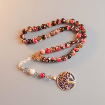 حجر عقيق موشح باللون الزهر مقاس الحجر 8 مل عدد الحبات 45 حبة