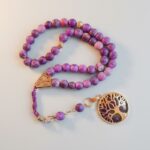 مسبحة بلون بنفسجي حجر التنين مقاس الحجر 8 مل عدد الحبات 45 حبة