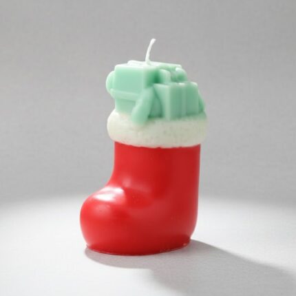 شمعة كريسماس معطرة على شكل بوت لون أبيض و شبرة أحمر