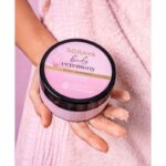 ⁦مرطب للجسم من سورايا بالفانيلا والطين الوردي 200 غرام⁩ - الصورة ⁦3⁩